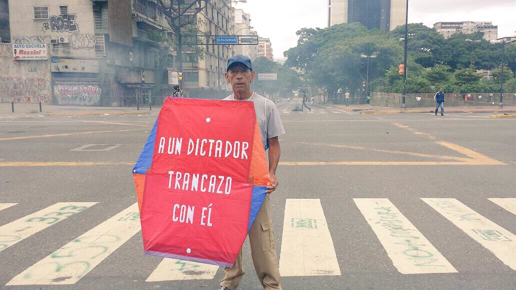 El Sr del Papagayo siempre hablándole claro y raspao a la dictadura #TrancazoPorLaLibertad el 10x10 🇻🇪