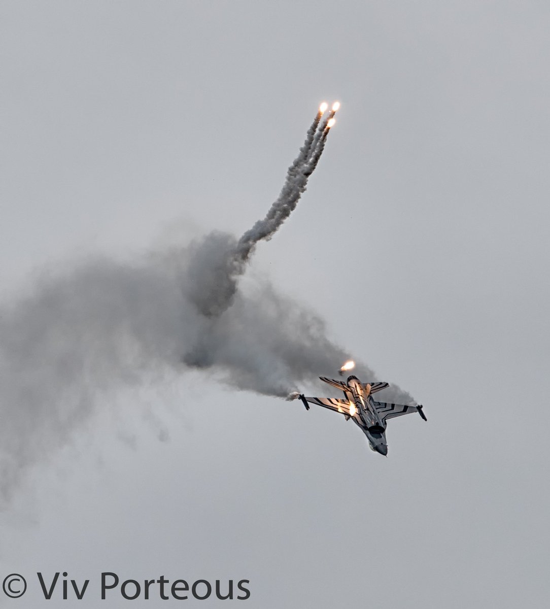 Viv_167's tweet photo. @BAFf16display @BeAirForce @YeoviltonAirDay Belgium F-16 popping some flares at Yeovilton Air Day :) #F-16 #Flare #Viperlove @MarkHunter83 https://t.co/lBwruQEGun