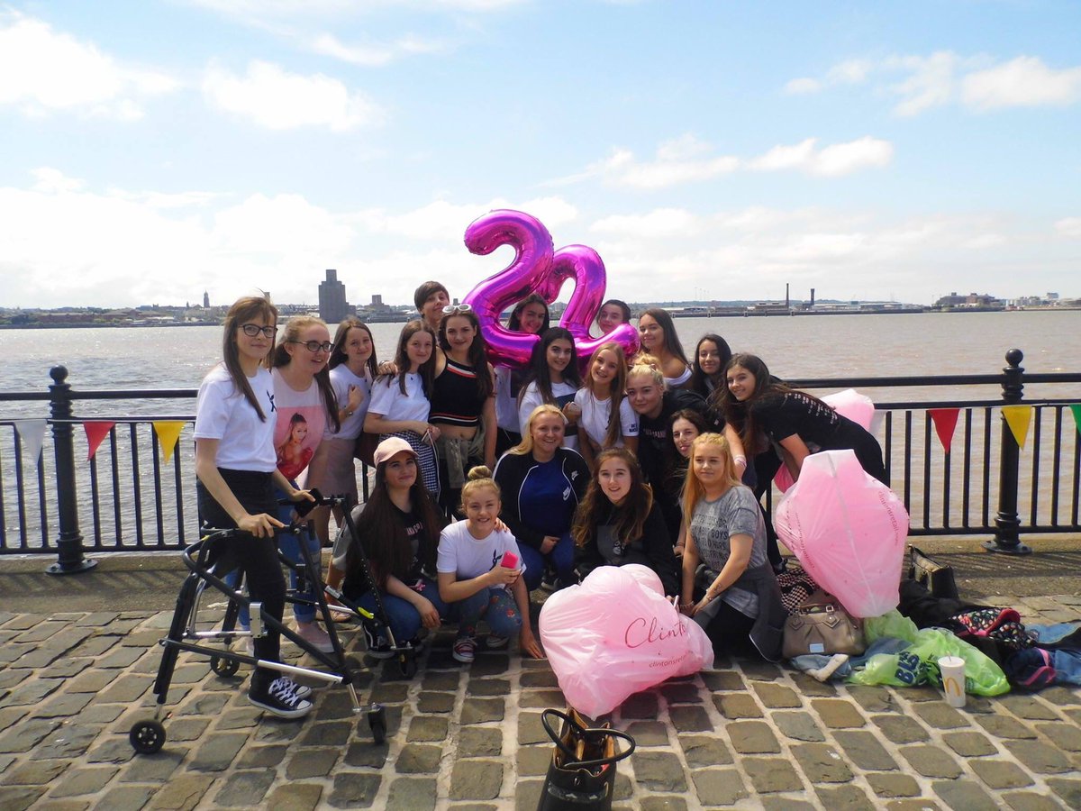 sweetningbutera's tweet photo. @ArianaGrande @joangrande @FrankieJGrande more photos from yesterday, i miss it ♡ #dwtmeetupliverpool https://t.co/eLD4qvl2dP
