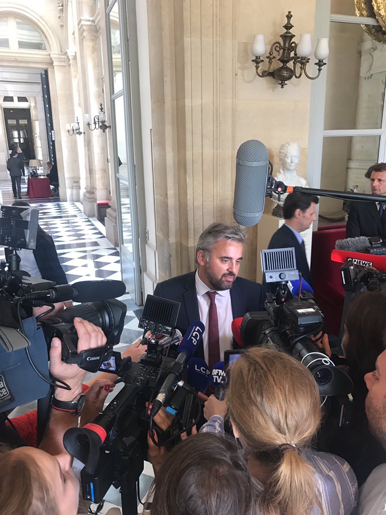 clarkent2007's tweet photo. Et hop. À peine la motion rejetée que Corbière sort de l'hémicycle pour dégommer LREM #mediatrainning https://t.co/jkrEeYfrtc