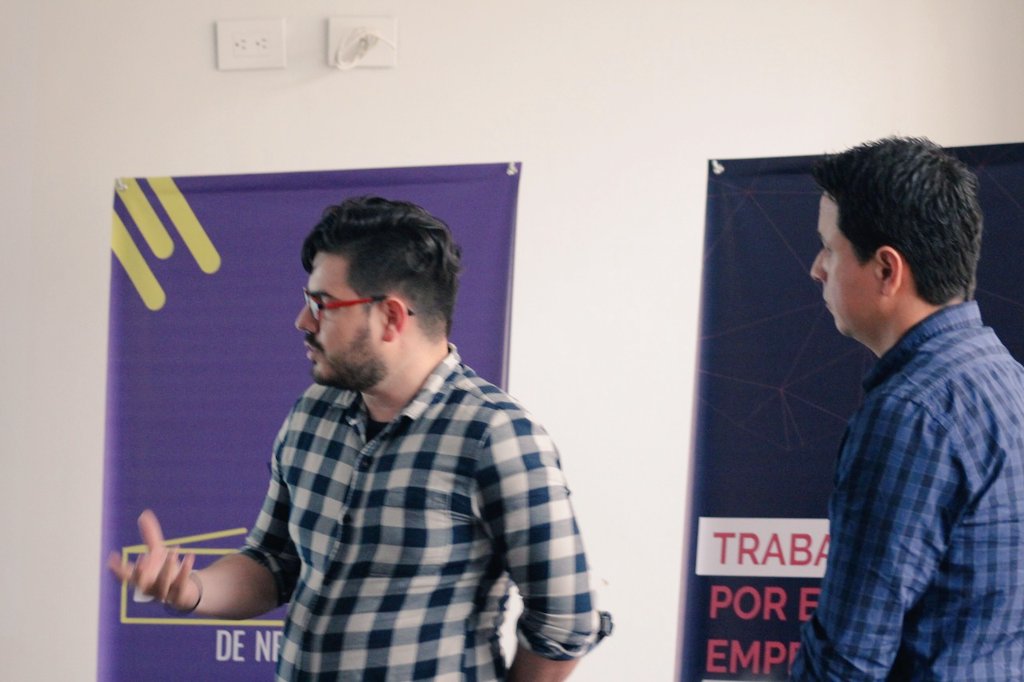 SuricataLab's tweet image. Nuestros equipos de Descubrimiento de Negocios presentando su producto digital: #3Dog1, #UrbanNet , #UnClicParaAyudar e #EasyMarket