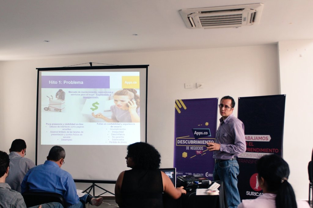 SuricataLab's tweet image. Nuestros equipos de Descubrimiento de Negocios presentando su producto digital: #3Dog1, #UrbanNet , #UnClicParaAyudar e #EasyMarket