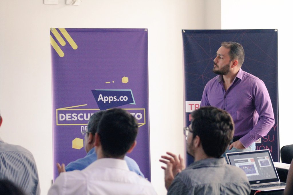 SuricataLab's tweet image. Nuestros equipos de Descubrimiento de Negocios presentando su producto digital: #3Dog1, #UrbanNet , #UnClicParaAyudar e #EasyMarket