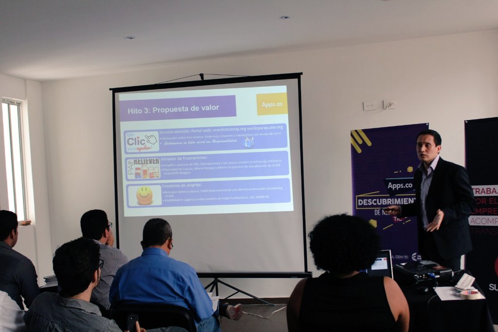 SuricataLab's tweet image. Nuestros equipos de Descubrimiento de Negocios presentando su producto digital: #3Dog1, #UrbanNet , #UnClicParaAyudar e #EasyMarket