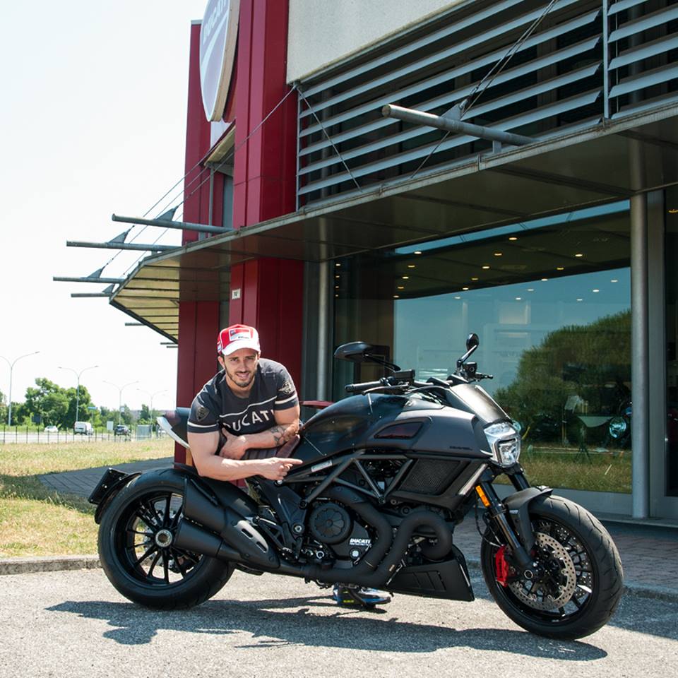 DucatiFrance's tweet photo. @AndreaDovizioso et son nouveau Diavel Diesel !
Ducati Diavel Diesel Dovi 💪
#DucatiDiavelDiesel #NeverLookBack #Ducati2017 #DucatiBikes https://t.co/VU0BifFC9f