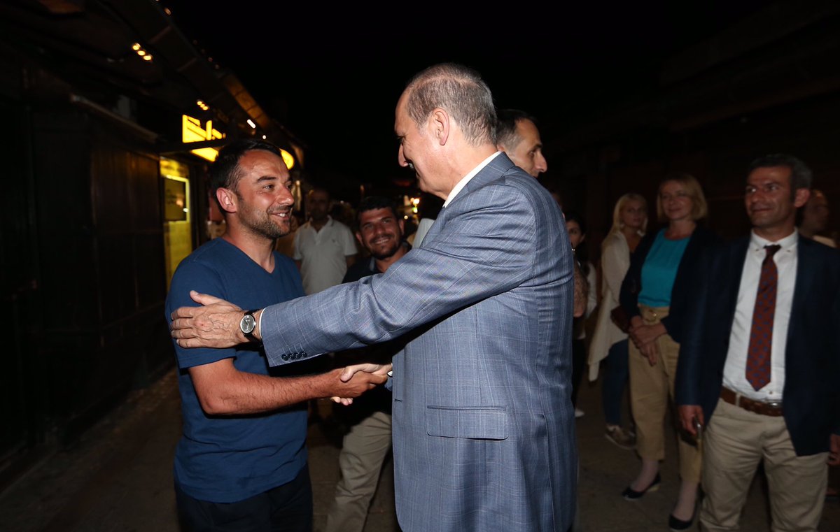 Evladı Fatihan diyarı Saraybosna'dayız. Gazi Hüsrev Bey Camii'nin gölgesinde Türkiye'den dostlarla ve Boşnak kardeşlerimizle hasbihal ettik.