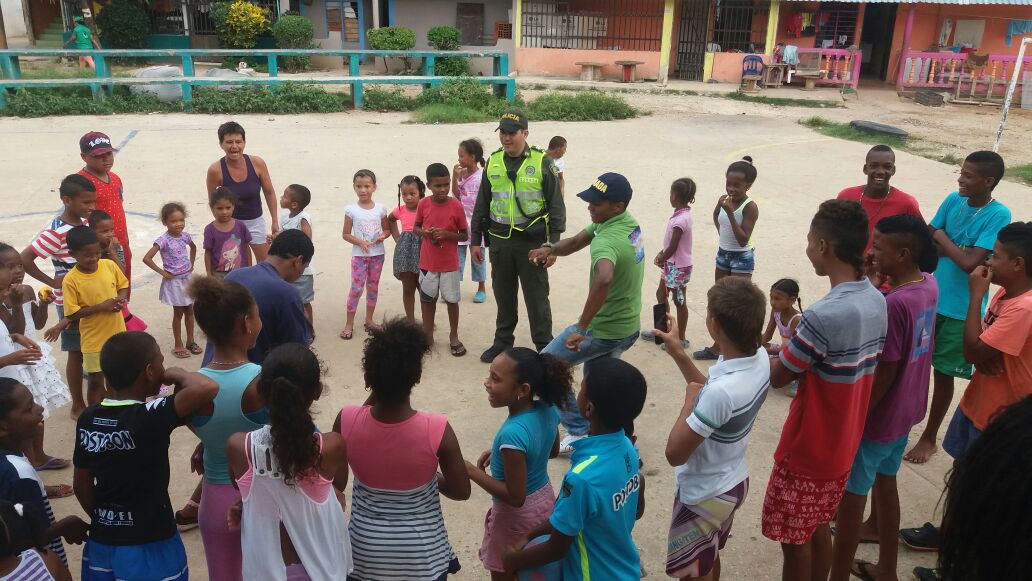 PoliciaSanyProv's tweet photo. Queremos ver siempre en sus rostros sonrisas, por eso trabajamos incansablemente por su bienestar @PoliciaColombia #PolicíaInfancia https://t.co/2BvGXNP3VJ