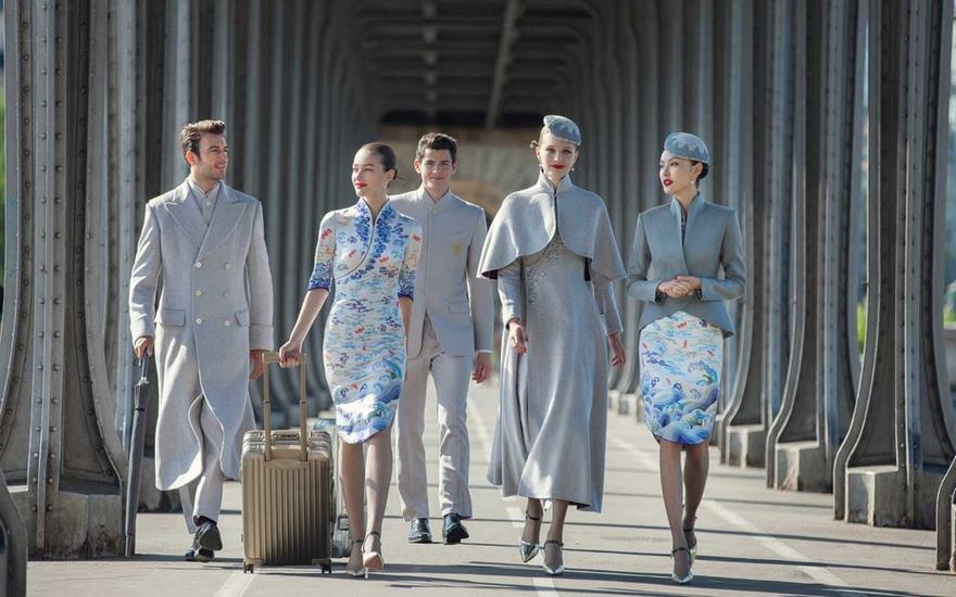 ชุดทำงานกลายเป็นแฟชั่น…สายการบินไห่หนาน(Hainan Airlines)ของจีนจ้างดีไซน์เนอร์ดังมาออกแบบชุดให้พนักงาน แล้วเปิดตัวที่งาน Paris Couture Week