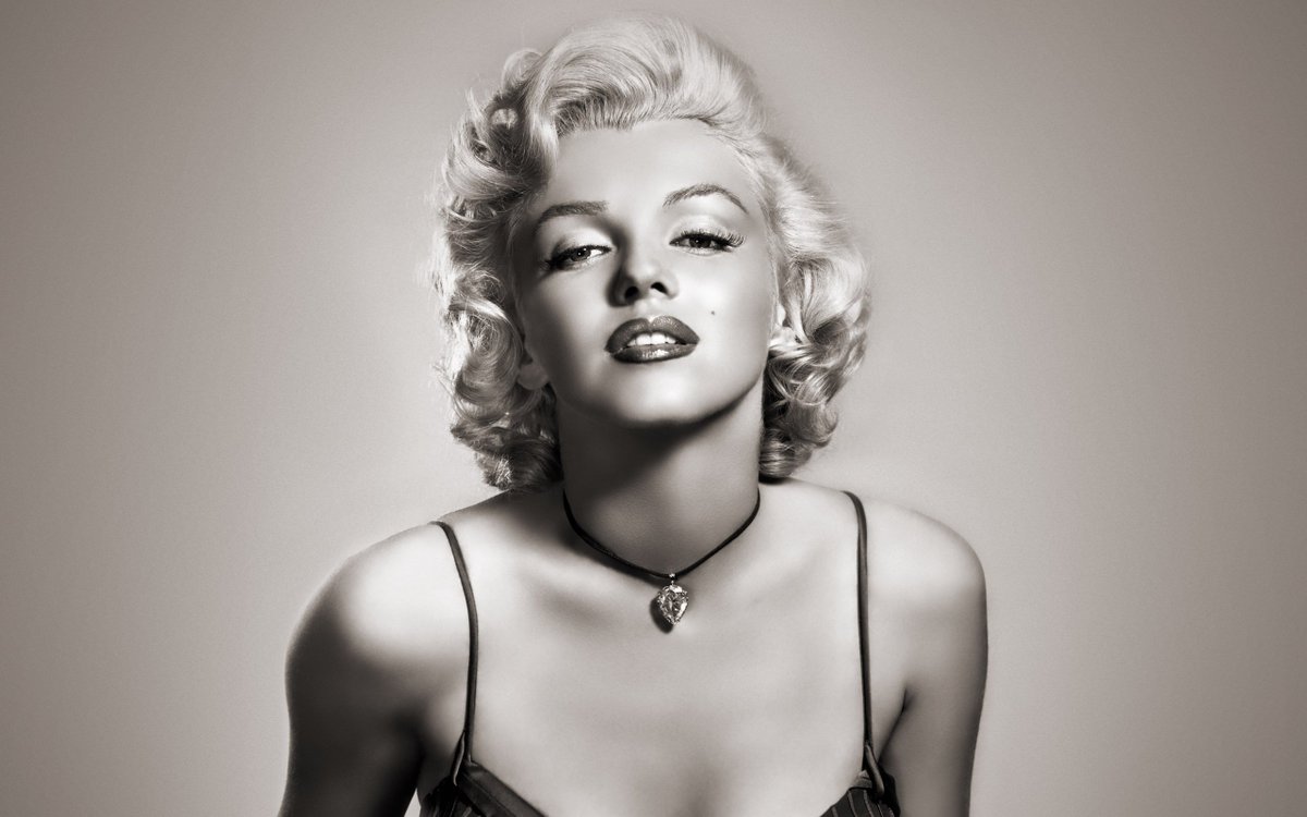 MARILYN MONROE DEZB81dXcAA1f11