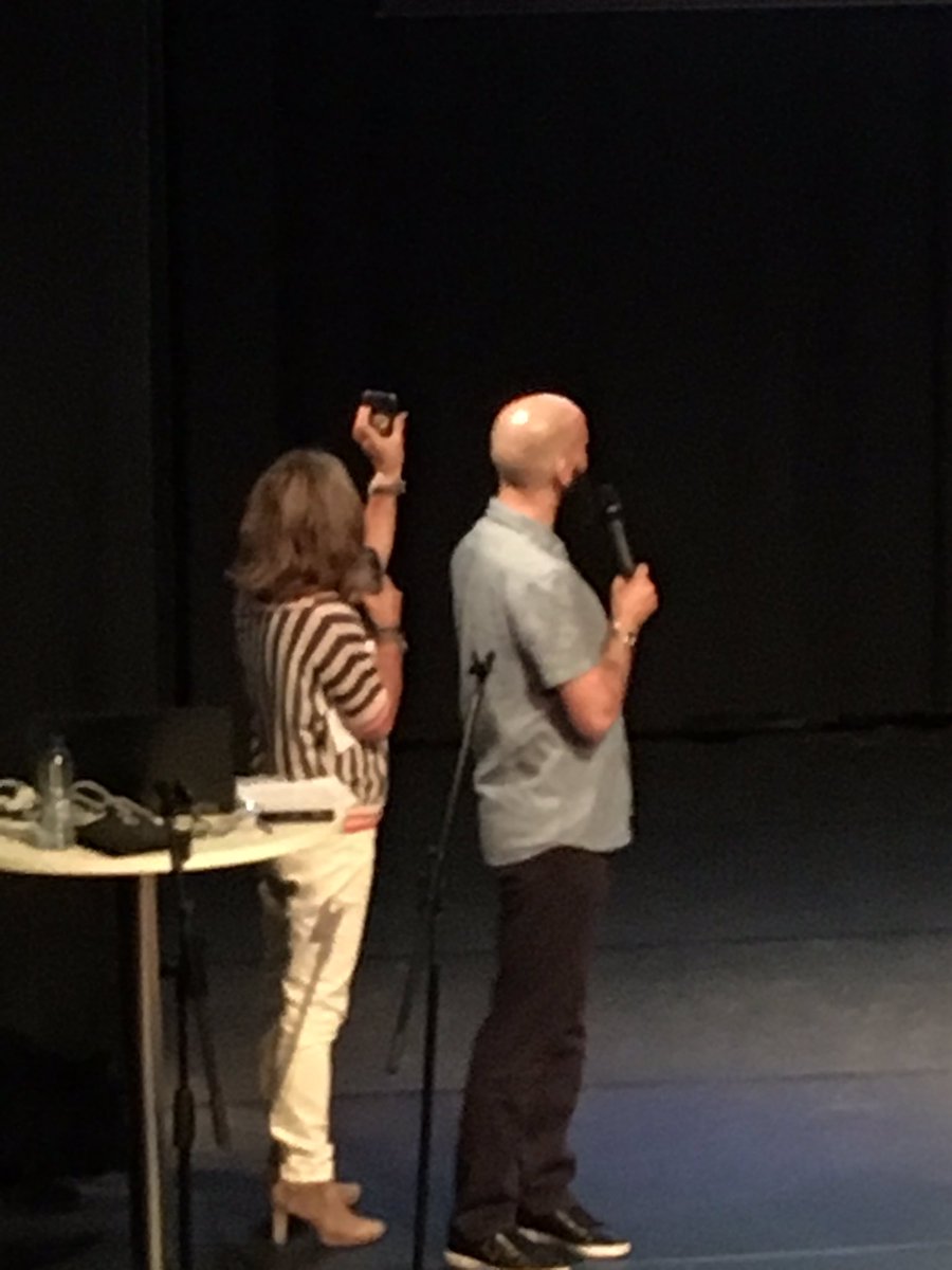 Ook dit is Haarlem College: mentoren facetimen met een leerling die net geopereerd is en niet bij de diploma uitreiking kan zijn. Toppers!