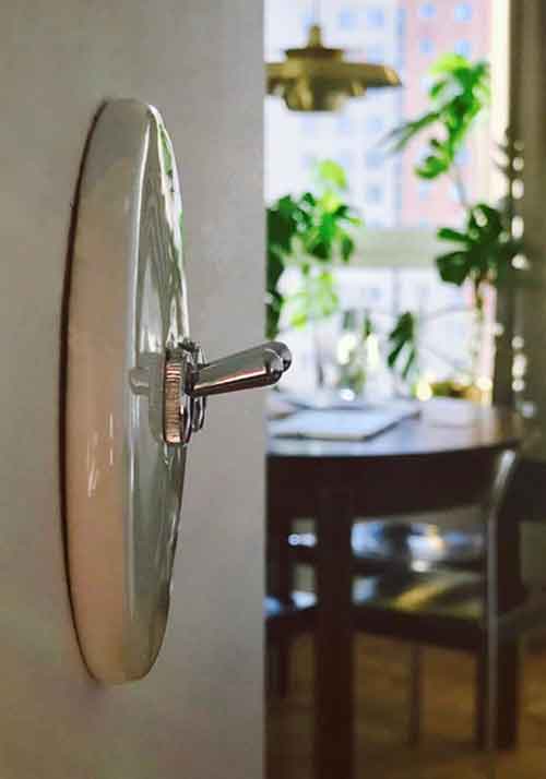 LouisianeDesign's tweet photo. Découvrez la gamme d'#interrupteurs rétro vintage va et vient en porcelaine de Limoges|https://t.co/ppNRrzWXPQ
#interrupteurporcelaine https://t.co/XfxdU1ciy3