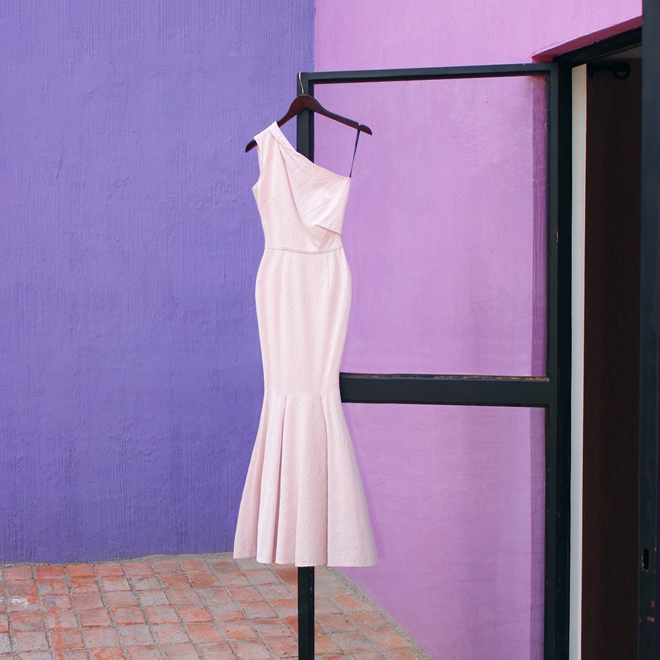 La belleza de lo sencillo, la frescura del rosa pálido. Vestido David Meister precio de venta $1900.- disponible en sucursal chapalita y web