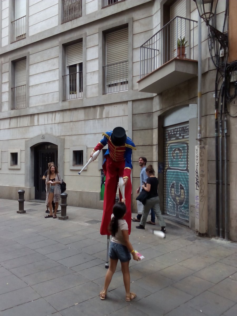 CasalPou's tweet photo. Primera jornada de la #setmanadelcirc! Amb #todozancos passejant pel barri! https://t.co/vtz6lz1um1