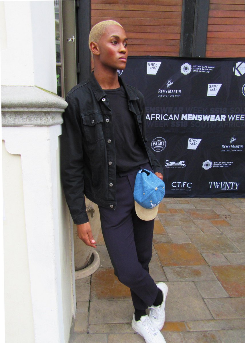 julie_olum's tweet photo. #SAMWss18: saw some fashion. Met some babes. Meet some #modelsoffduty on the blog: https://t.co/OXAq2uqjXg #models #modellife #malemodels https://t.co/wYRAqHYjkg