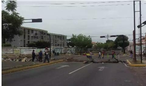 YOELMDV's tweet photo. Todo un éxito el #TrancazoPorLaLibertad en la zona norte #Maracaibo https://t.co/VUMPJZOtaD
