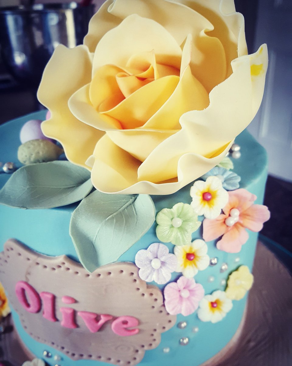 LadyAndHoneyIE's tweet photo. More birthday fun ✌ #sugarflower #caketopper #decoration #workhard #bakehard https://t.co/10bPR06Kmf