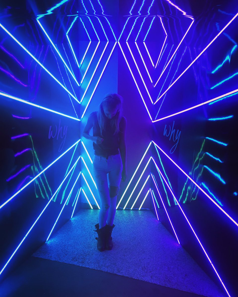 alolahh's tweet photo. Glowed Up! 🔷💎🔷 Booth by @MirroredMedia for @HollywoodRecs // @SabrinaAnnLynn #SabrinaWhy https://t.co/WjS4KgOX3H