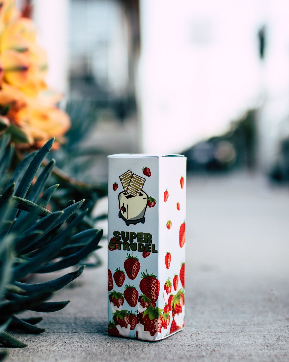 Strawberries make Mondays better 👊🏼 -----------> lfntman.com <a href="/LFNTdistro/">LFNT</a> 📷: <a href="/althea_pH_photo/">Althea_pH_photo</a>  #vape