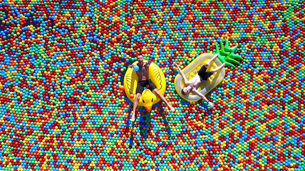 RomanAtwood's tweet image. Our new ball pit!!😂 This took forever youtu.be/jkj4fDl1rMo thanks so much for hitting them share buttons today :)