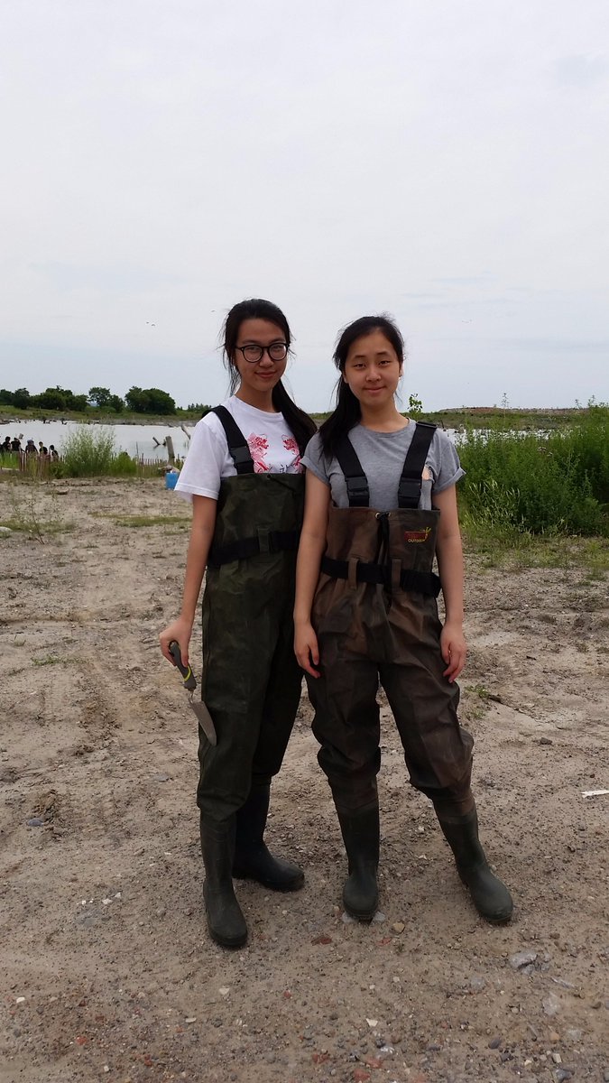 TRCA_TTP's tweet photo. Let's get planting! Conservation Youth Corp had a great start to their week! #TRCACYC #CYCT.O. #wetlands #stewardship #cattails @crosslinx https://t.co/Kgssg31hGL