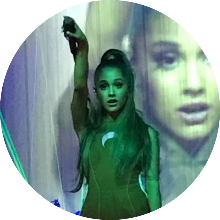 CatLikeAri's tweet photo. @ArianaGrande We love u😂❤️ https://t.co/ZRkcokRuPn