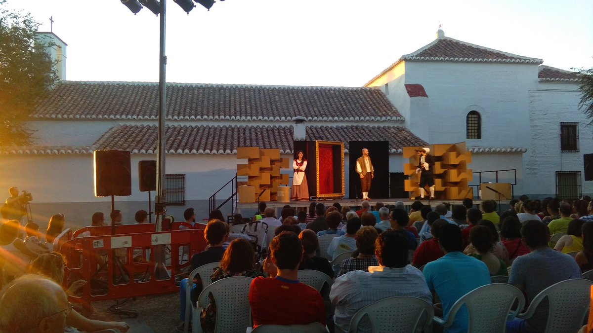 XperTeatro's tweet photo. @festivalalmagro #TeatrosenlosBarrios #DesCuaDra_2 Una comedia de enredos muy enredada... @PradanaTeatro #Almagro40 #RespiraFestival https://t.co/1txF1ybC0s