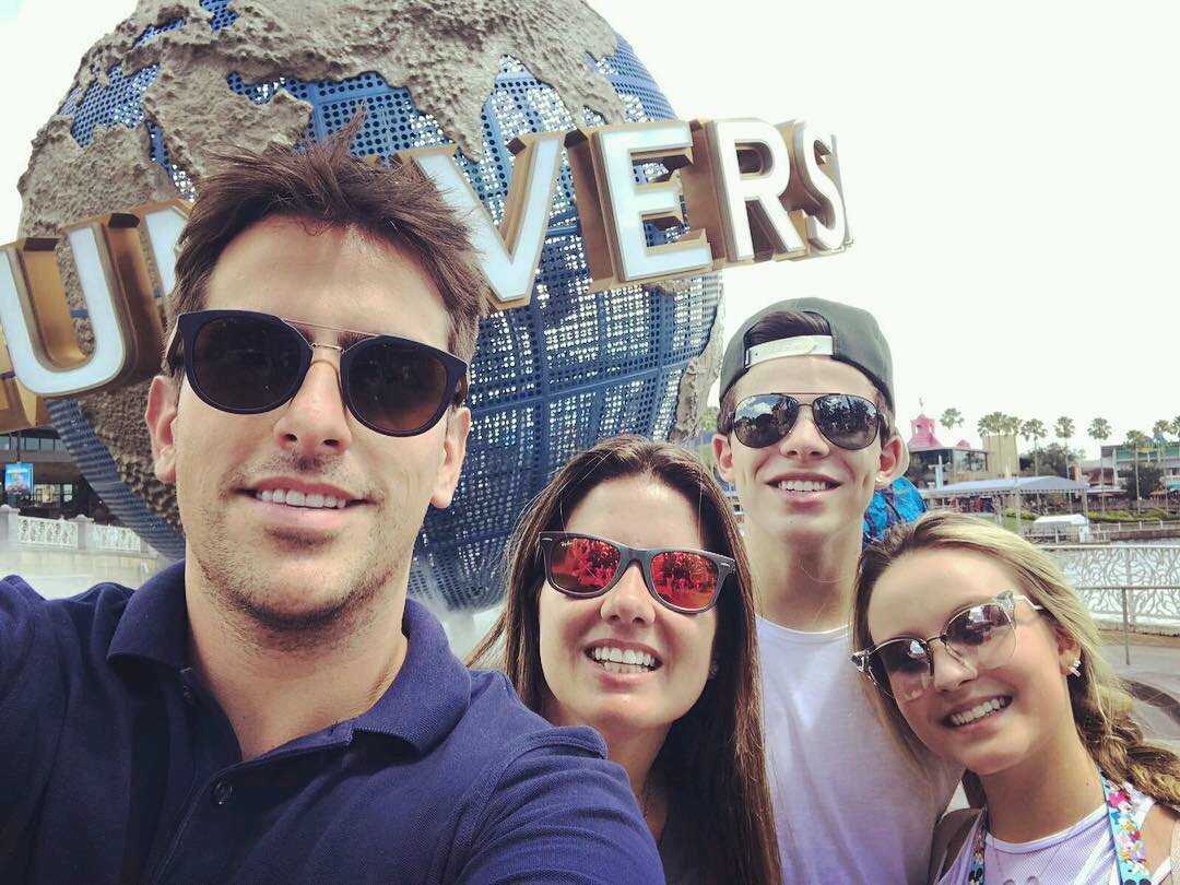 Instagram by <a href="/CamilaColombo/">Camila Colombo</a> 

"Quadrilha em ação na @universalorlando  #universalmoments "