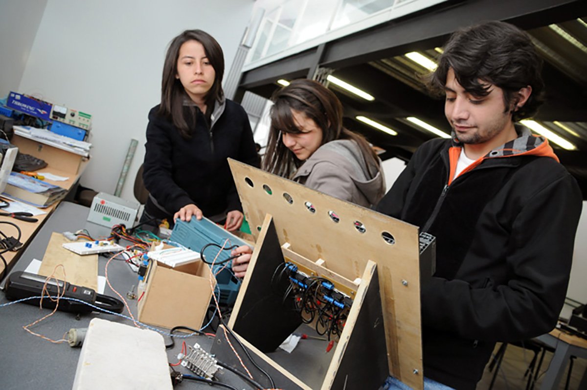 VRIUNAL's tweet photo. #EducaciónUN Trabajo en equipo promueve desarrollo industrial @IngenieriaUNBog @UNColombia https://t.co/2y0axfXYGM #UCPBL https://t.co/KBGFGxDgmB