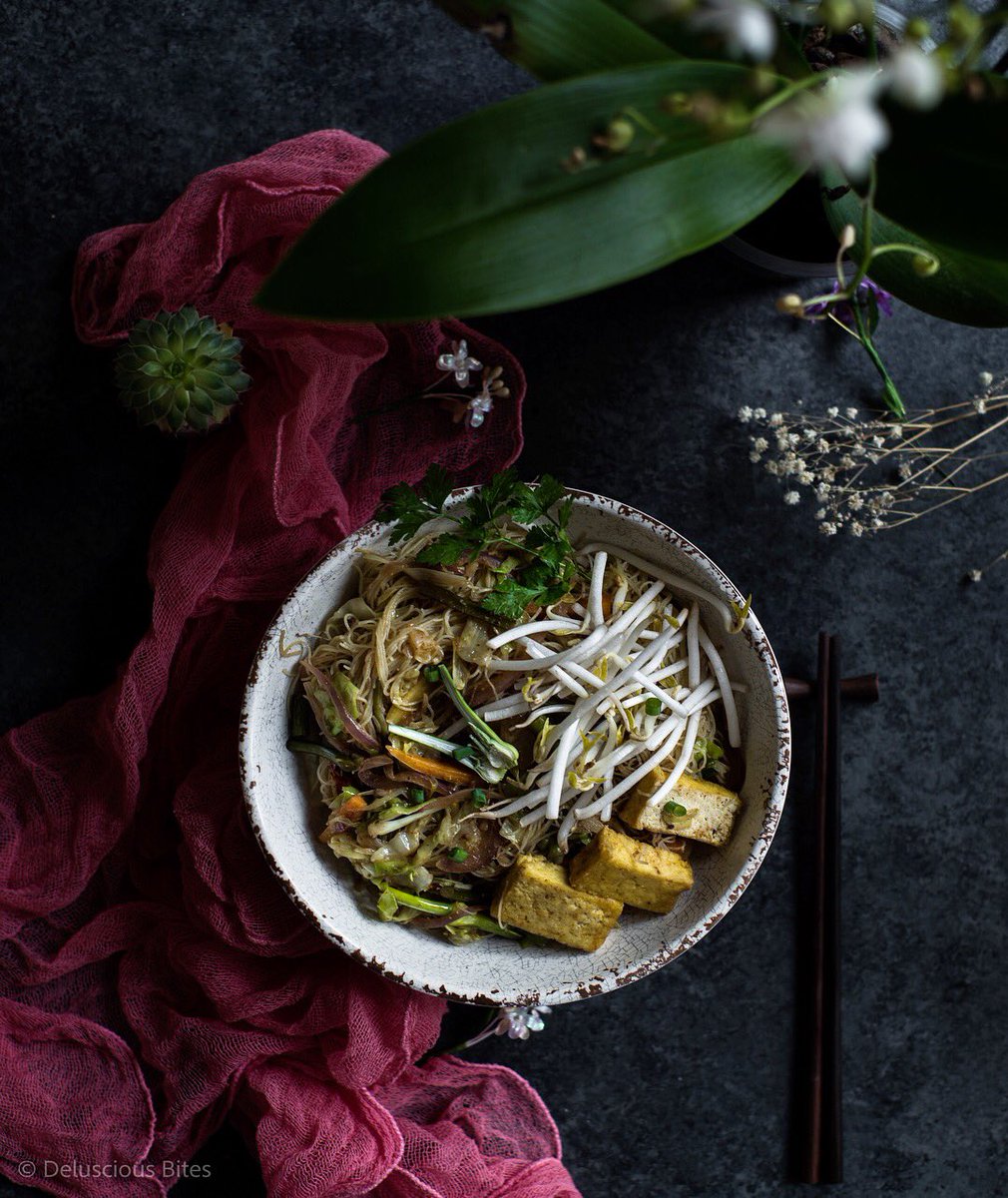 delusciousbites's tweet photo. #Vegan #glutenfree Rice vermicelli bowl for #MeatlessMonday 👌#MeatFreeMonday #MondayMotivation #Foodie #Foodiechats #foodphotography https://t.co/VYF3jaX7hU