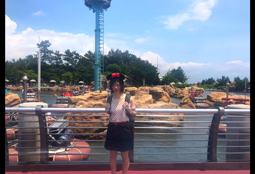 Shishamo そういえば先週ディズニーシーに行きまして アクアトピアの夏季限定びしょ濡れバージョンの洗礼を受けました しばらく服絞れた でもその日1日めっちゃ暑かったから事あるごとにアクアトピアで水浴びして暑さを免れてました 写真はびしょ濡れ後 Shishamo そういえば先週ディズニーシーに行きまして アクアトピアの夏季限定びしょ濡れバージョンの洗礼を受けました しばらく服絞れた でもその日1日めっちゃ暑かったから事あるごとにアクアトピアで水浴びして暑さを免れてました 写真はびしょ濡れ後