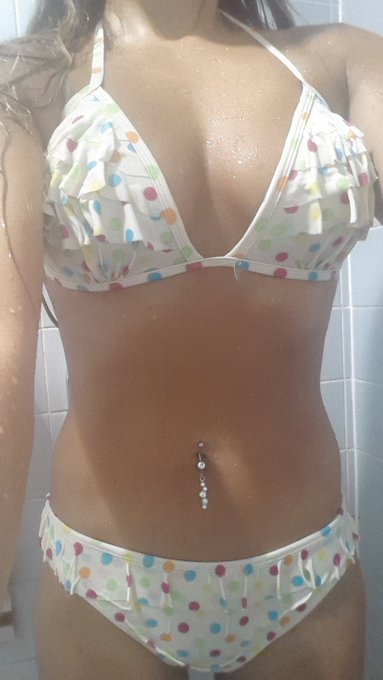 2 pic. #MondayMotivation #MondayMorning  #selfiemonday  #swimmingpool  #ShowerSelfie 🚿 🛁 #wet 💧💦 #tan