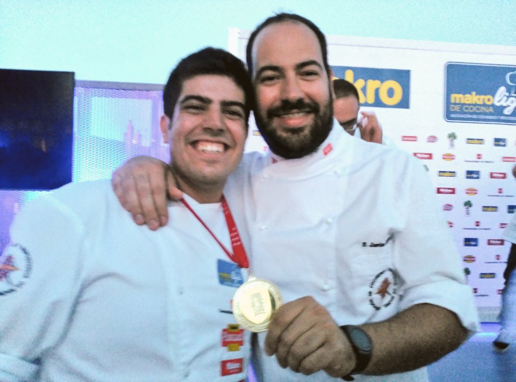 .<a href="/agusherrerachef/">Agus Herrera</a> es el Campeón del XXIV Certamen Gastronómico de la Comunidad de Madrid y posa feliz junto a <a href="/j_moyano/">Javier Moyano</a>, el campeón de 2016