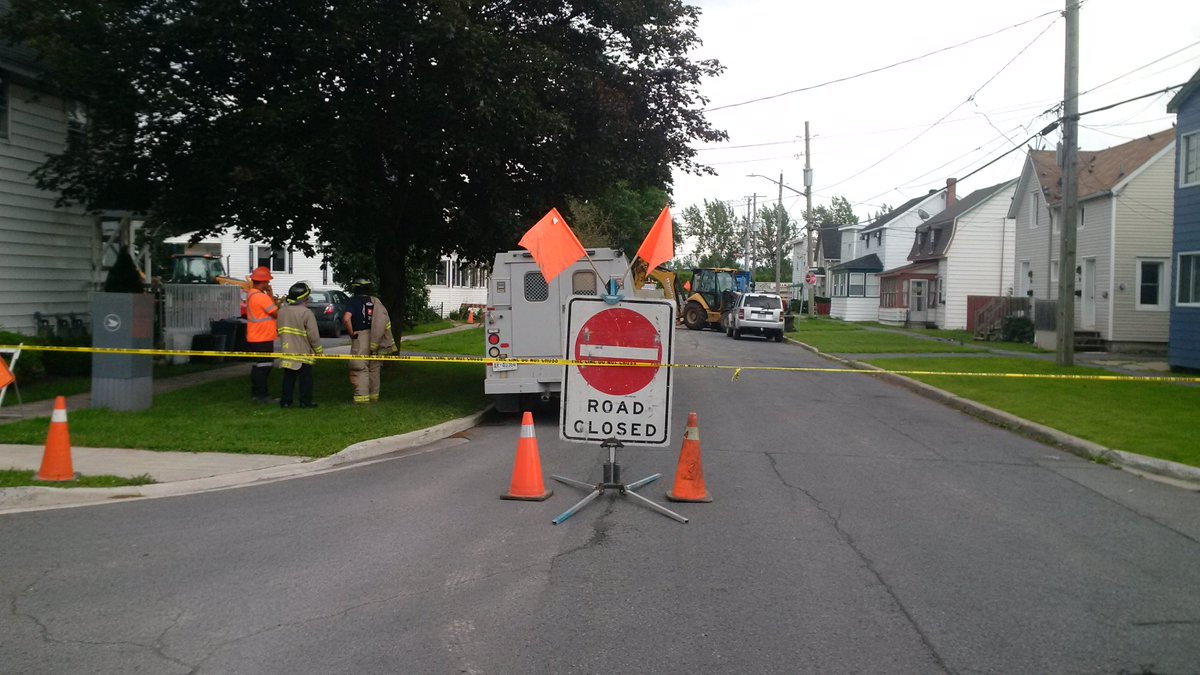 RIGHT NOW: Households around Pine & Seymour evacuated after gas main struck. @UnionGas on site. https://t.co/FpE0FvsJjl
