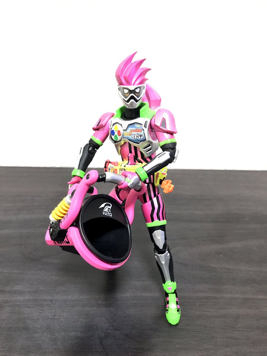mi523na's tweet photo. 予想的中🎯エグゼイドとスプラのブキコレ合いますねめちゃカッコいいし絵になる
#スプラトゥーン
#仮面ライダーエグゼイド
#splattoon https://t.co/0qPvyuFdYu
