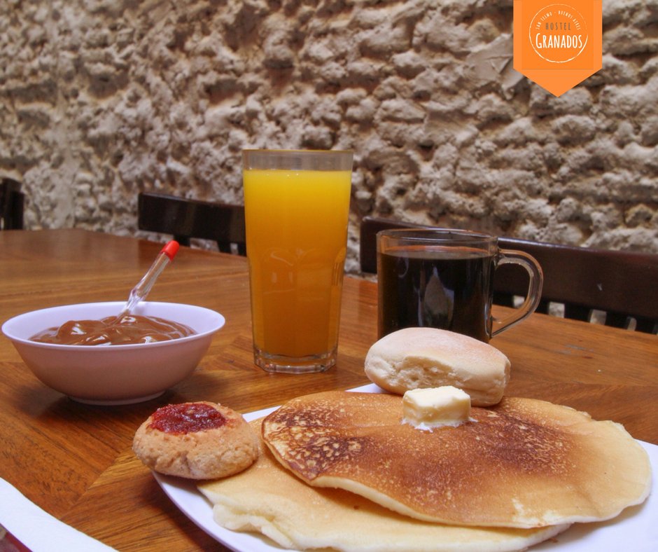 Descansa como en casa y despierta con un deliciosos #desayuno al estilo #granadoshostel. ¡Te esperamos viajero! ✈️☕️
