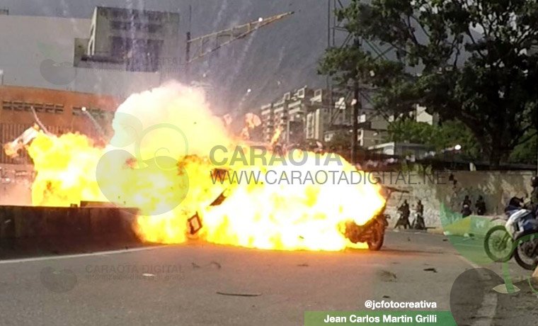 CaraotaDigital's tweet photo. #10Jul #TrancazoPorLaLibertad 2 #GNB y 2 periodistas heridos por una explosión durante manifestación en #Altamira. Vía @jcfotocreativa https://t.co/a1CY4xF3l3