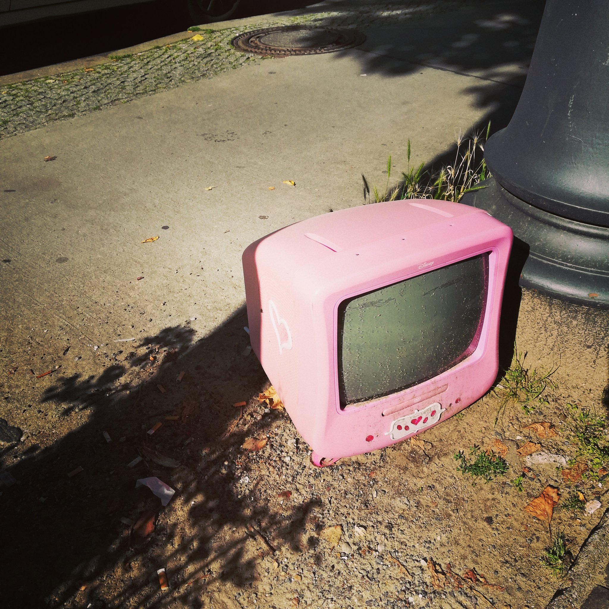 Berlincompanion Barbie Doesn T Live Here Any More Berlin Kreuzberg Gneisenaustrasse Funkytrash T Co Moayahdhiu Twitter