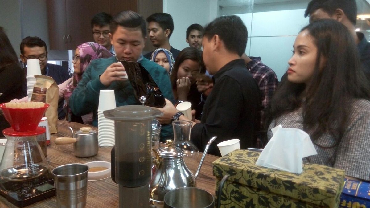 ngopidikantor's tweet photo. Suasana #ngopidikantor @Valuklik siang ini. "Semua bisa cair dengan secangkir kopi" https://t.co/G34Fvmx7ZJ