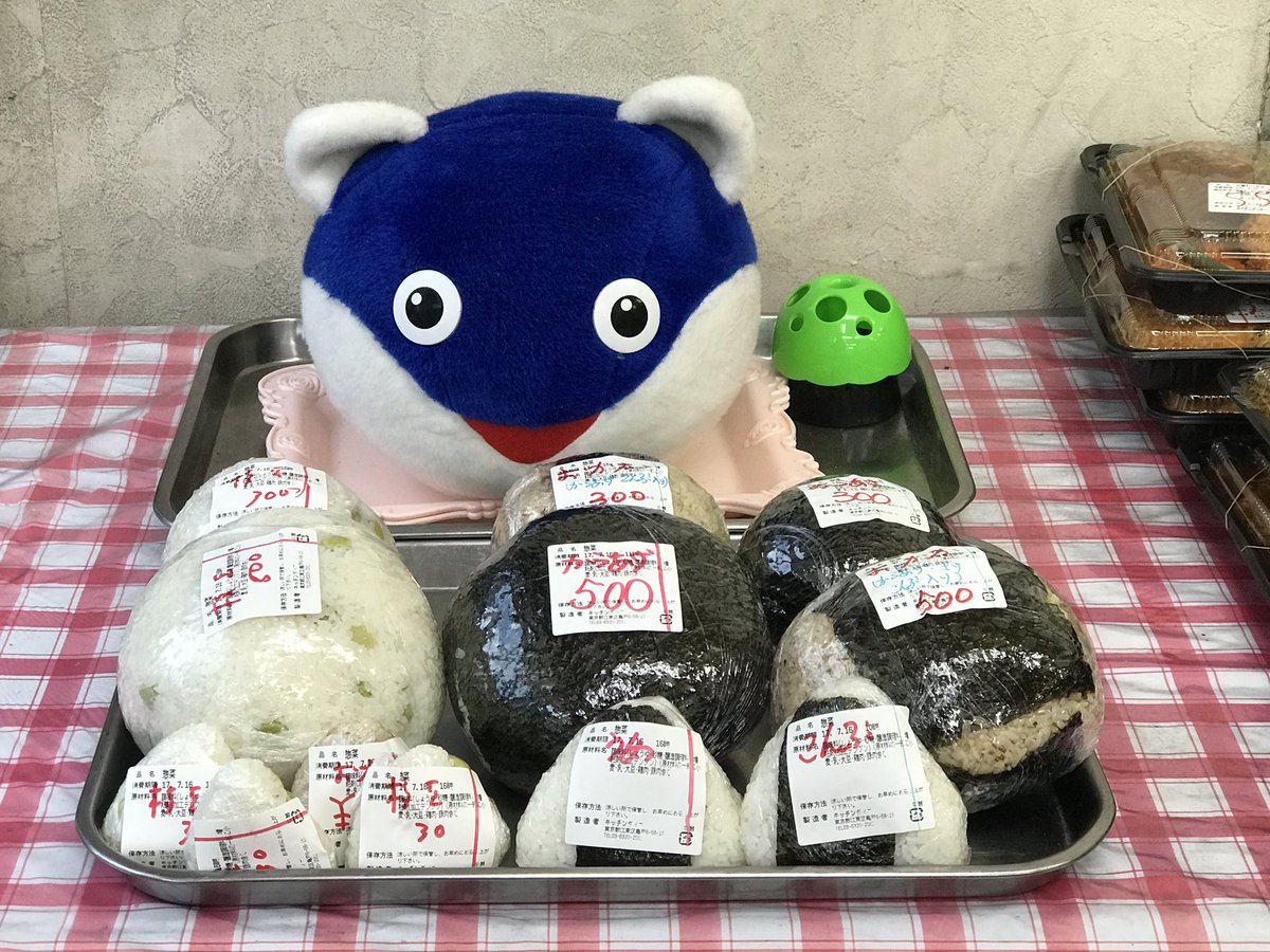 店内のぬいぐるみを見て商品に巨大おにぎりがある理由を察する人々