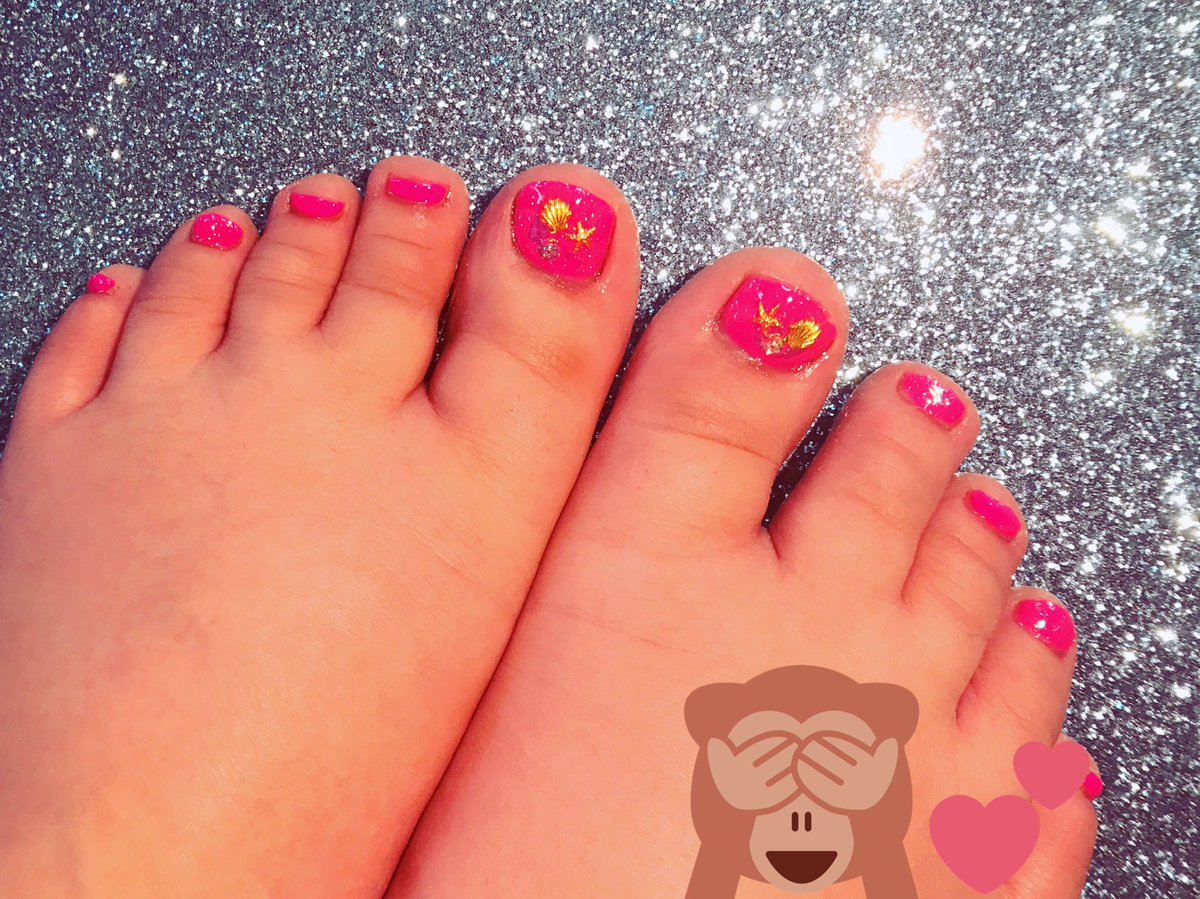 Twitter पर Ayane 今月の自分のフットネイル 大好きなショッキングピンク 足元が派手な色だと気分上がるよね 日焼けした 笑 Nail フットネイルデザイン フットネイル夏 ネイル ピンクネイル