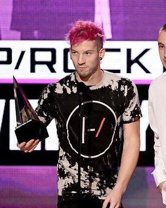 jeonghabit's tweet image. quem são os maiores fãs de twenty one pilots e pq os próprios tyler joseph e joshua dun
