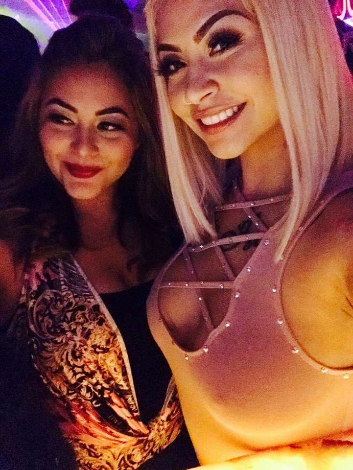 RosaHoltz2's tweet photo. In it with friends https://t.co/3bCxGfJ5Ru