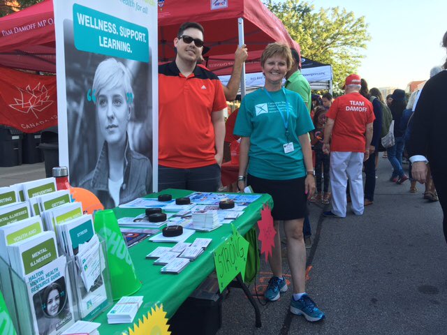 HRisInnovative's tweet image. Repping @cmhahalton @ @OakvilleDwntown Midnight Madness; sharing info &amp;amp; talking with members of the community about mental health @jdickie