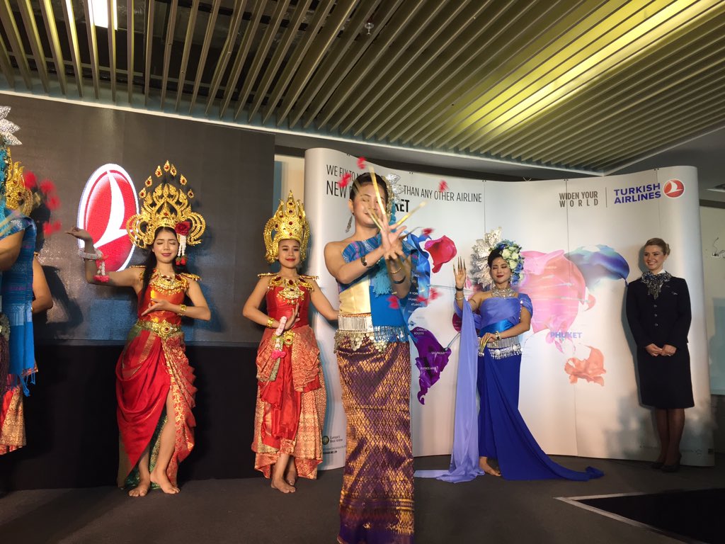 Phukette yerel dans topluluğunun hoş geldin merasimi ile karşılandık.