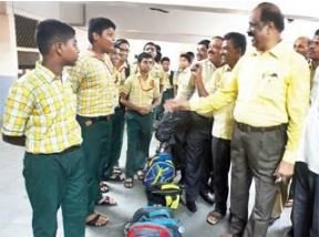 TOIPlus's tweet photo. #FeeHikeRow: KG students, parents protest after #Dadar school bars kids over unpaid fees
https://t.co/RVm3V8NTSr https://t.co/OORp9Tazye