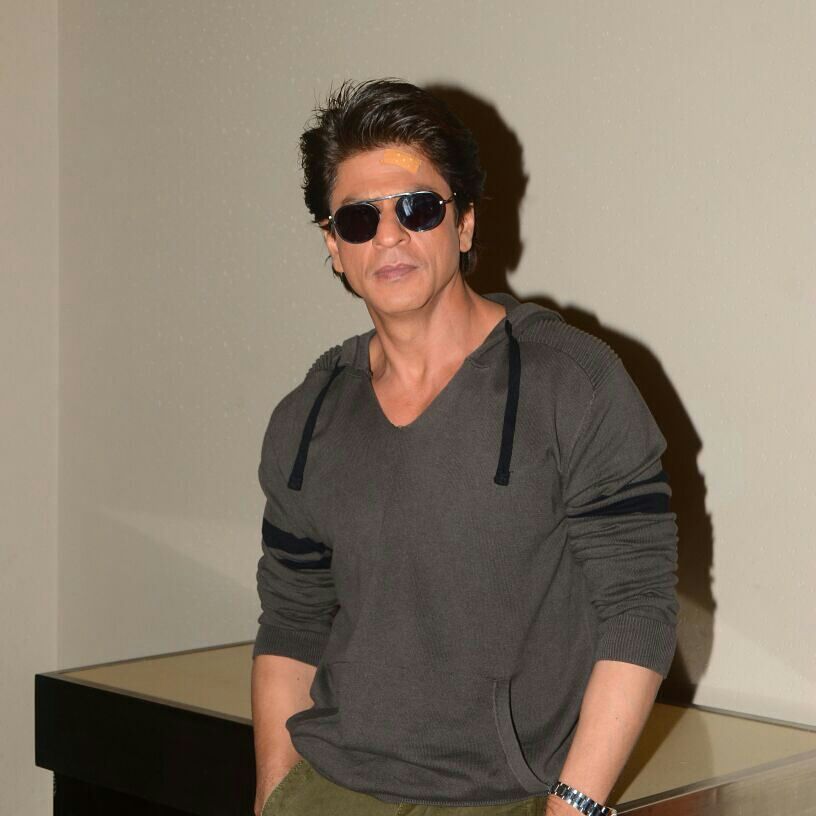 SRKUniverse's tweet photo. Watching new snaps of @iamsrk brings a curve of happiness on our face,but it disappears immediately after we spot a bandaid on His forehead😔 https://t.co/RA1hQXnjxT