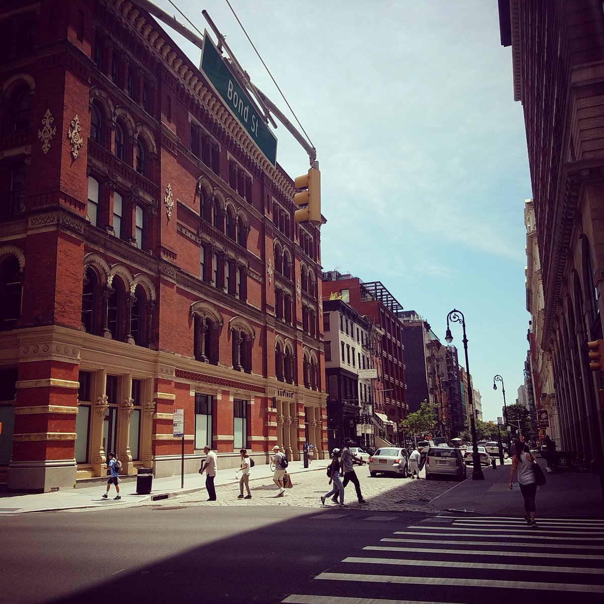 Building in NY

#newyork #building #apartments #loveny #niceplace #beautifulbuilding #ニューヨーク #ニューヨークの建物 #かっこいい建物 #きれいな建物 #ニューヨークの街