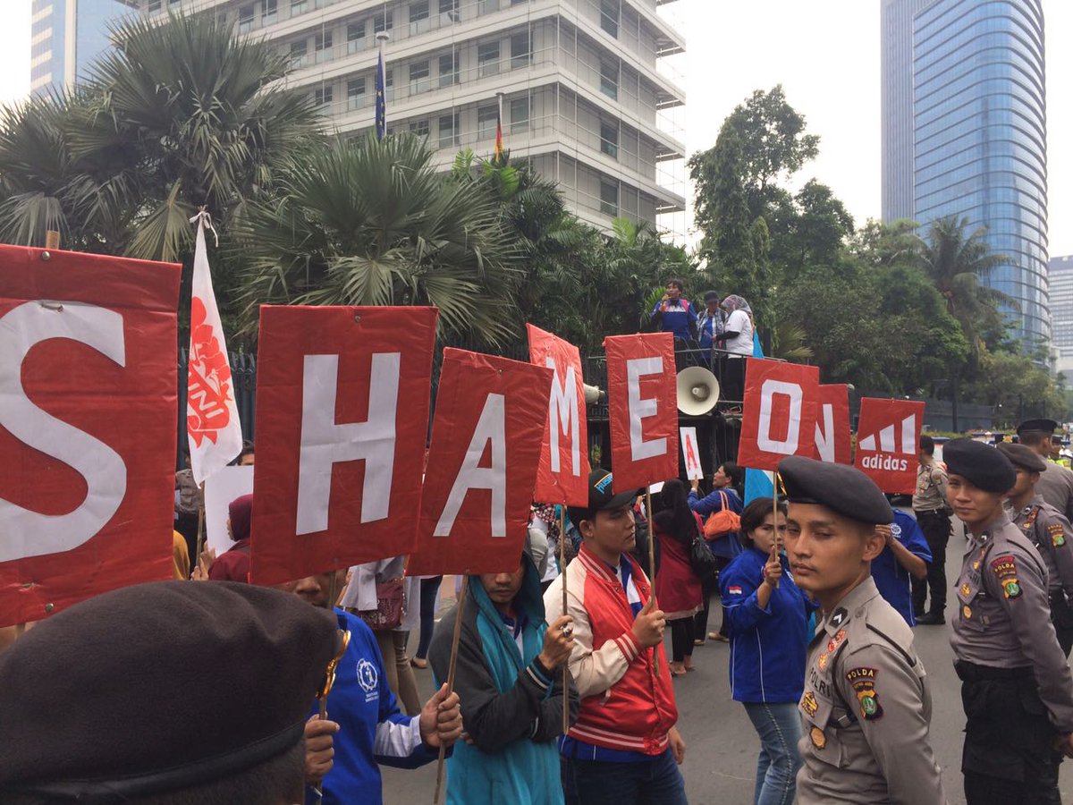 GSBIPusat's tweet photo. Aksi GSBI&amp;1300buruh PDK di kedubes Jerman diJKT 18Juli 2017.
#PunchMizunoAdidas #ImplementILOrecommendation #justiceforPDKworkers https://t.co/s0OvqGkE1P