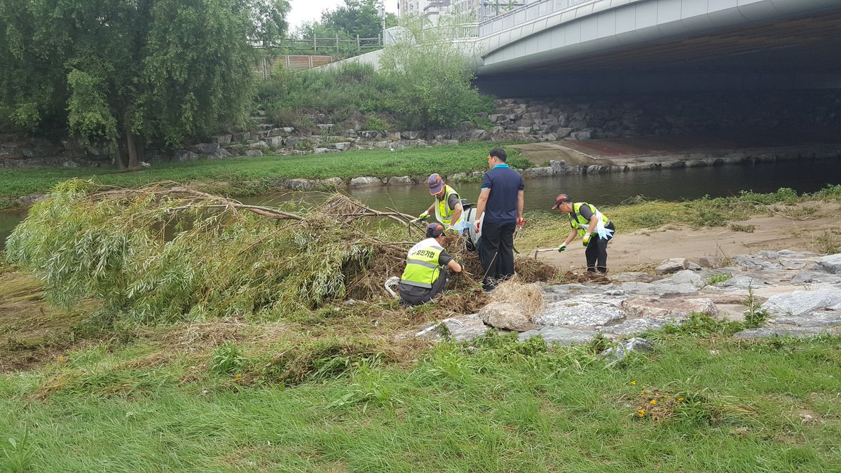 1pacers24's tweet image. #삼평동 2차 하천정비를 위해 시민대청소를 하였습니다.

#유진기업에서도_함께

통장회의중이셨던 동장님과 팀장님께서도 #낫을_장착하시고 어느새 함께 해주셨습니다.

어제 못다한 운중천 주변을 돌며 오물을 전부 걷어내었습니다~!

깨끗한 #성남시