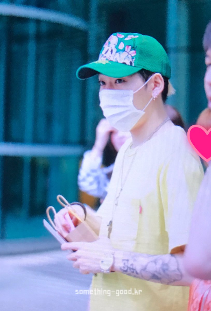 z_somethinggood's tweet photo. 170718 컬투쇼 퇴근 #블락비 #지코 #우지호 @ZICO92 https://t.co/1h7xyvA5gg
